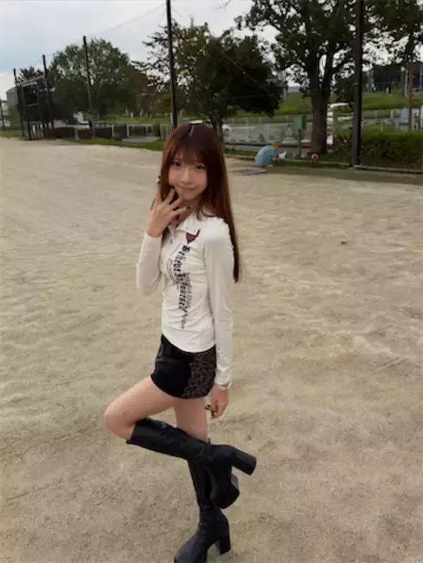 16歳JKモデル・こいろん、ショーパン×ニーハイ姿で美スタイル披露「超絶可愛い」