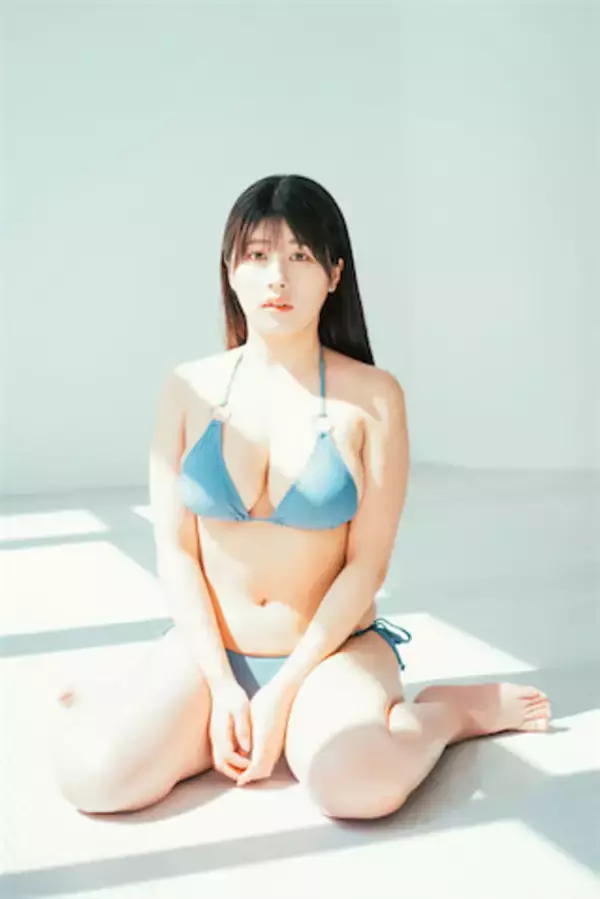 ちとせよしの、透き通るほどの美肌が「眩しすぎて直視できない」水着ショット公開