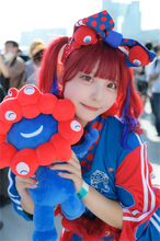 コンカフェ店員から人気美少女レイヤーへ　手作りで挑んだ「ミャクミャク」コスのキャラ愛