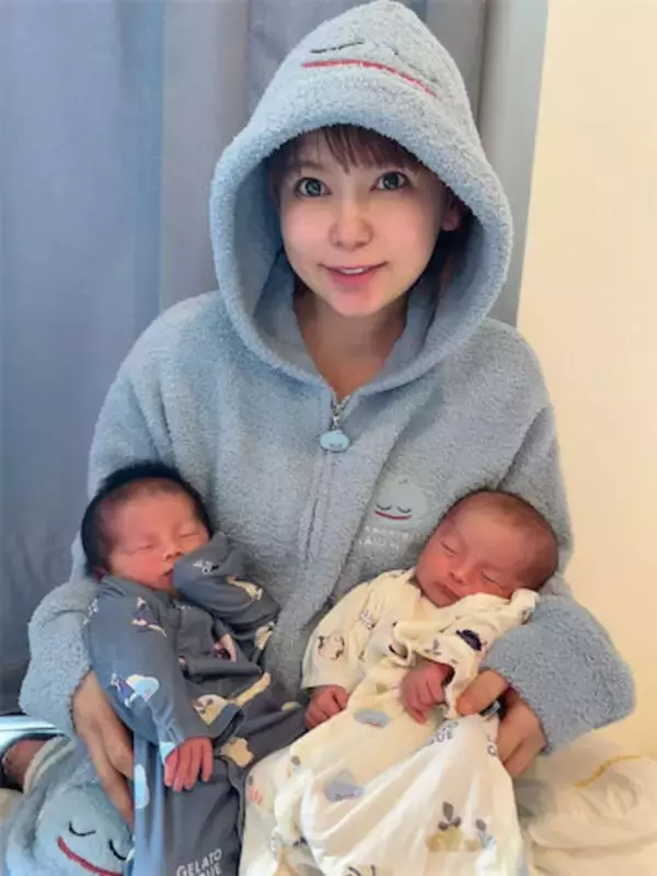 中川翔子「双子と親子コーデ叶いました！」ドラクエ部屋着で“親子3ショット”公開