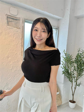 40歳"美しすぎる気象予報士"、スタイル際立つモノトーンコーデを披露「お綺麗です」「素敵」