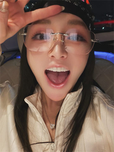 浜崎あゆみ、ごきげんなリムレスメガネの自撮りに反響「素のあゆも可愛くて好き」