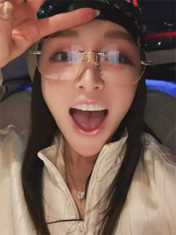 浜崎あゆみ、ごきげんなリムレスメガネの自撮りに反響「素のあゆも可愛くて好き」