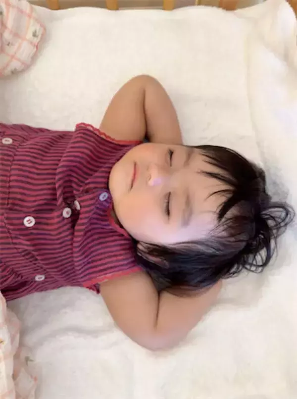 川崎希、1歳次女・グーちゃんの"社長のような寝相"公開「このポーズで寝てるのが可愛すぎて」