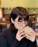 「のん、冬の“私服ランチコーデ”披露「メガネ姿、可愛すぎ」」の画像1