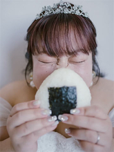 カトパン似芸人・餅田コシヒカリ、らしさ全開の“おにぎり花嫁”ショット公開