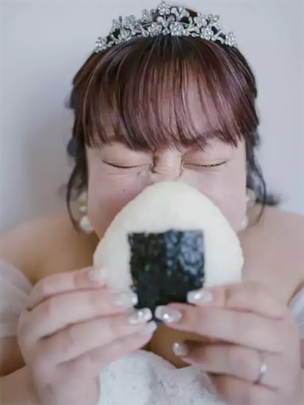 カトパン似芸人・餅田コシヒカリ、らしさ全開の“おにぎり花嫁”ショット公開