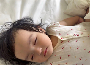 川崎希、すやすや眠る次女・グーちゃんの姿を公開「朝ごはんをたくさん食べて寝てるよ」
