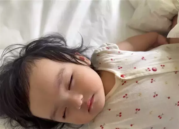 川崎希、すやすや眠る次女・グーちゃんの姿を公開「朝ごはんをたくさん食べて寝てるよ」