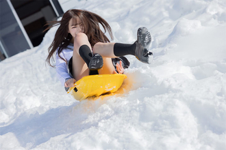 白田まい、転んだ瞬間のパンチラショットに「天才ですか」「可愛いの塊」の声