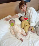 「中川翔子、ママをじーっと見つめる双子の近影公開「しかしお兄ちゃんおおきい！」」の画像1