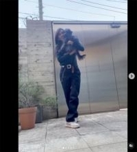 工藤静香、お気に入りチノパンの“お散歩”コーデ披露　愛犬ビビをモフる