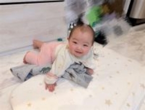 辻希美、洗濯物の上でご機嫌な生後6カ月次女を公開「洗濯物踏んでますよ⁈笑」