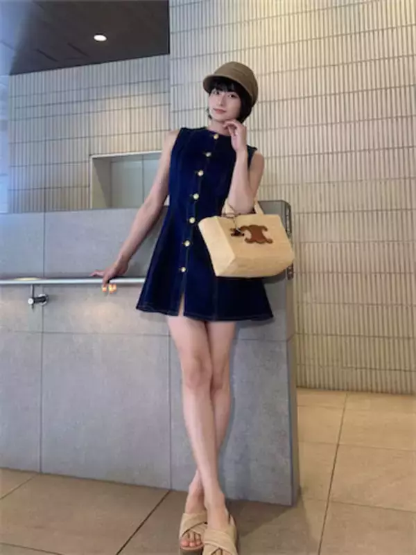 18歳男子インフルエンサー、ミニワンピから圧倒的“美脚”披露「女性が憧れるほどのスタイル」