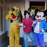 「相川七瀬、イケメン次男を顔出し！息子&娘とディズニーランドへ「モテモテのリオくん」」の画像1