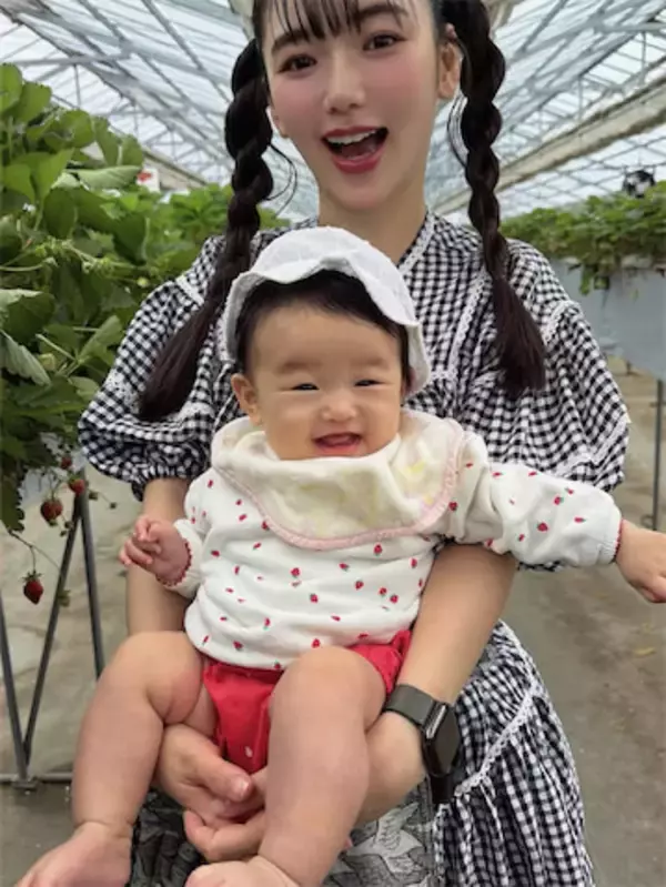エレキコミック・やついいちろうの妻、第1子といちご狩りへ「笑っちゃうくらいにパパソックリ」