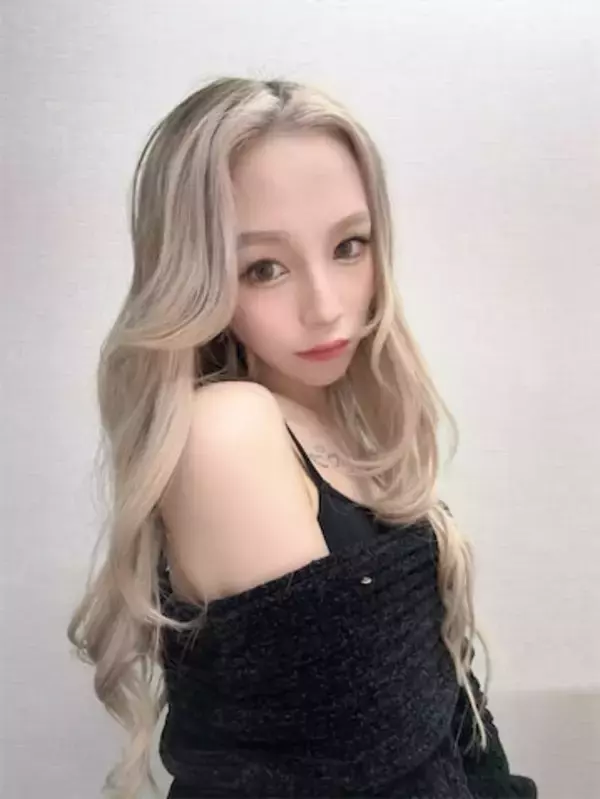 Netflix『ラヴ上等』“Baby”ことユリア、10代ぶりスーパーロングに反響「一番推し」