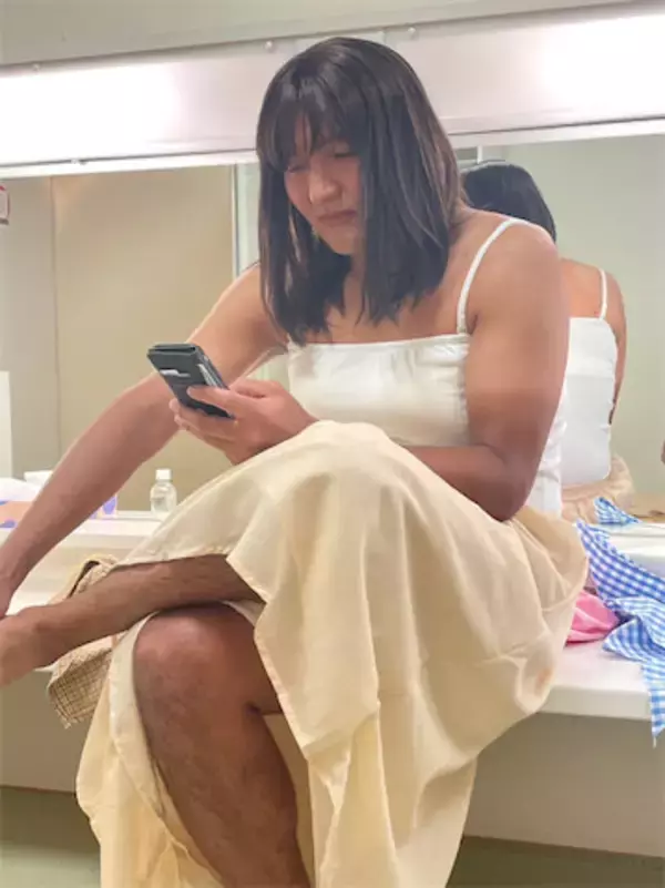 「無人島唯一のキャバ嬢」スリムクラブ・真栄田の“女装”ショットに反響「ガチでちょっと可愛い」