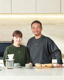 「平愛梨、夫・長友佑都と“夫婦撮影”！お似合い2ショットに「大好きな夫婦でいつも応援しています」」の画像1