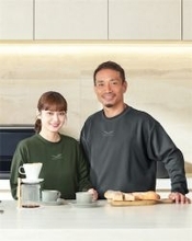 平愛梨、夫・長友佑都と“夫婦撮影”！お似合い2ショットに「大好きな夫婦でいつも応援しています」