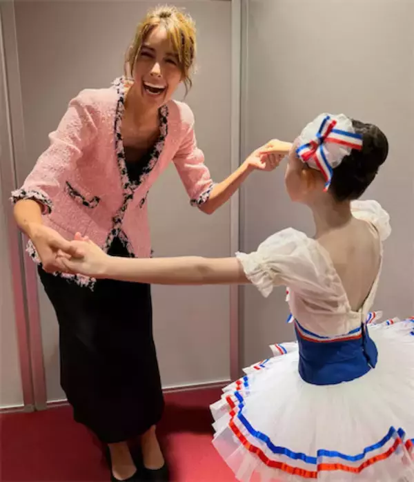 森泉、8歳長女との手つなぎ母娘ショットに反響「大きくなりましたね〜」「泉ちゃんも娘ちゃんも素敵」