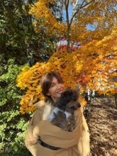 工藤静香、紅葉に包まれた愛犬と癒しの2ショットを公開「可愛いの大渋滞が」