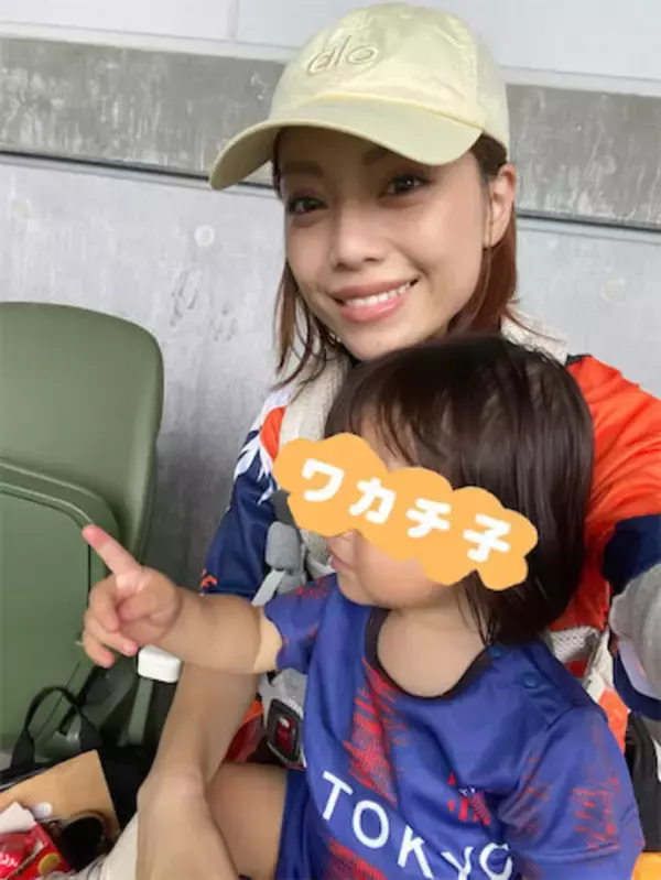 ゆってぃのグラドル妻・石川あんな、愛娘‟ワカチ子ちゃん”とJリーグ観戦を満喫