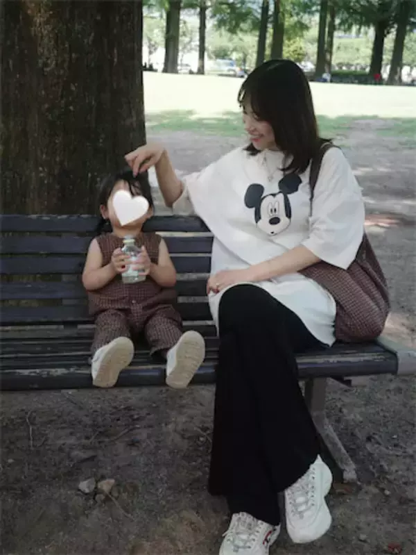 鷲見玲奈、2歳娘と"リンクコーデ"で公園へ「お似合いです」「そんなに大きくなったんですね」