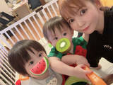 「中川翔子、スイカ服の双子が"スイカ好き"と判明「妊娠中本当にスイカ食べまくってたもんなぁ」」の画像1