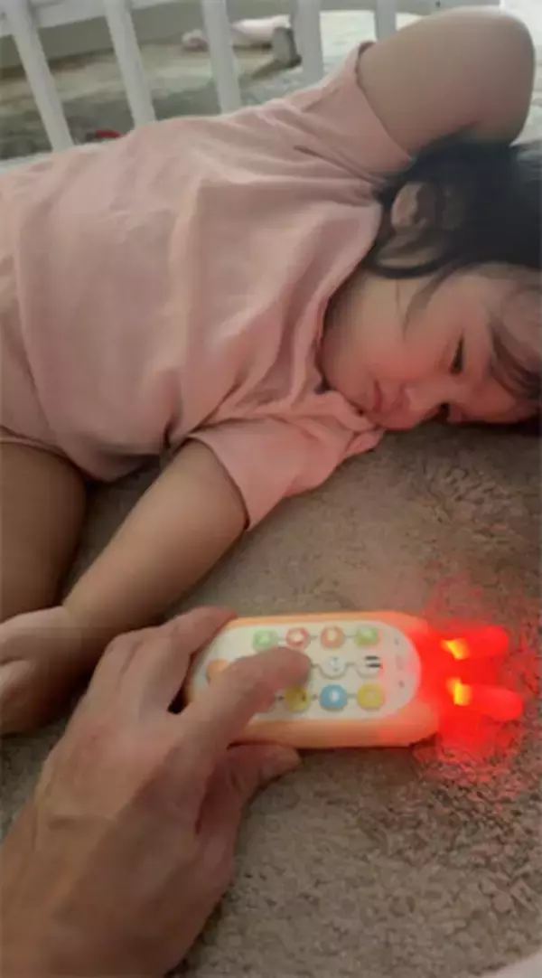 アレクサンダー、昼寝から起きた次女・グーちゃんの愛くるしい姿を公開「おはようぐうちゃん」