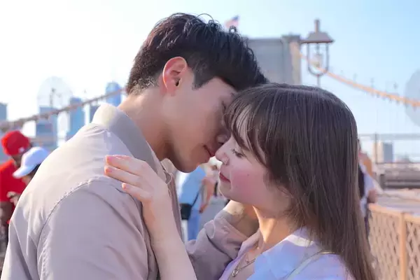 「ビジネスじゃないキスは初めて」恋愛経験ゼロの美人女優が紳士的すぎるイケメン俳優と急接近