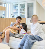 「パンサー尾形の妻、10歳を迎えた愛犬ミクとの家族ショット公開「毎年ちょっと寂しい」の共感の声」の画像1