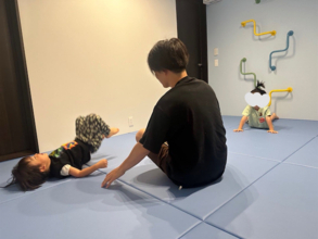 あいのり・桃、新居の"プレイルーム"で息子たちと体操タイム「こんな部屋があるのも楽しくておすすめ」