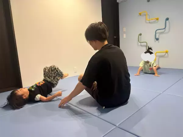 あいのり・桃、新居の"プレイルーム"で息子たちと体操タイム「こんな部屋があるのも楽しくておすすめ」