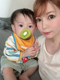 「「今日も二歩歩いた弟くん！」中川翔子、すくすく成長する我が子の姿を公開」の画像1