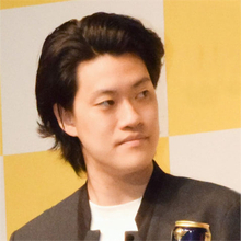 「レベルが低い大会」粗品の『THE W』辛口審査に垣間見える“お笑い界の是正”