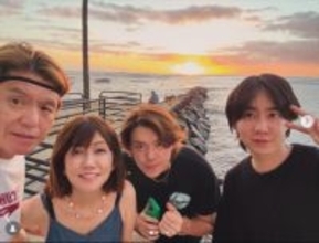 松本伊代&ヒロミの長男、家族4人そろったファミリーショット公開「恒例の家族写真です」