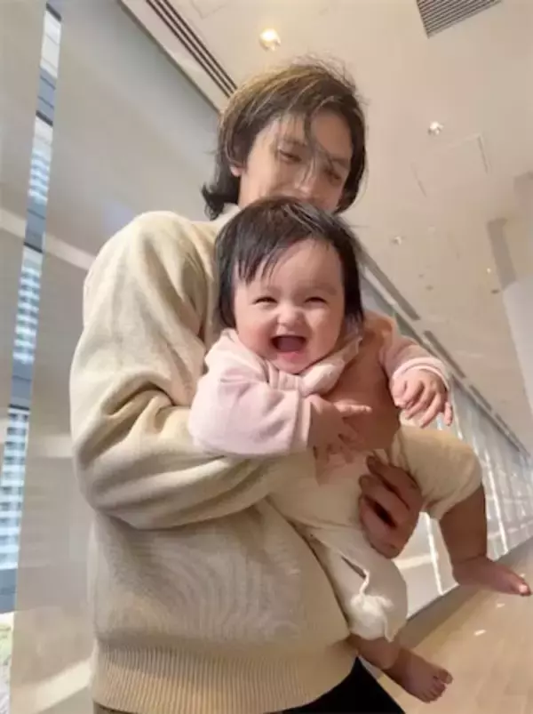 アレクサンダー、次女・グーちゃんの“もぐもぐ成長ぶり”明かす「一日三食食べてます」