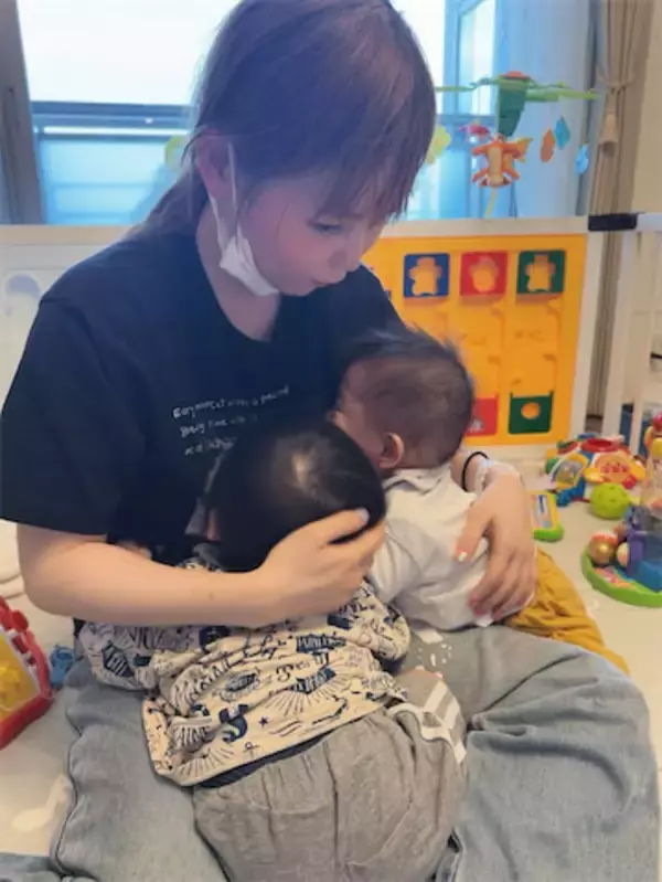 中川翔子、保育園帰りにママへしがみつく"双子のダブル泣き"に反響「尊すぎます」