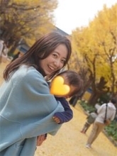 35歳フジアナ、今年1月誕生の愛息子を連れて紅葉を満喫！「可愛い」「笑顔癒されます」