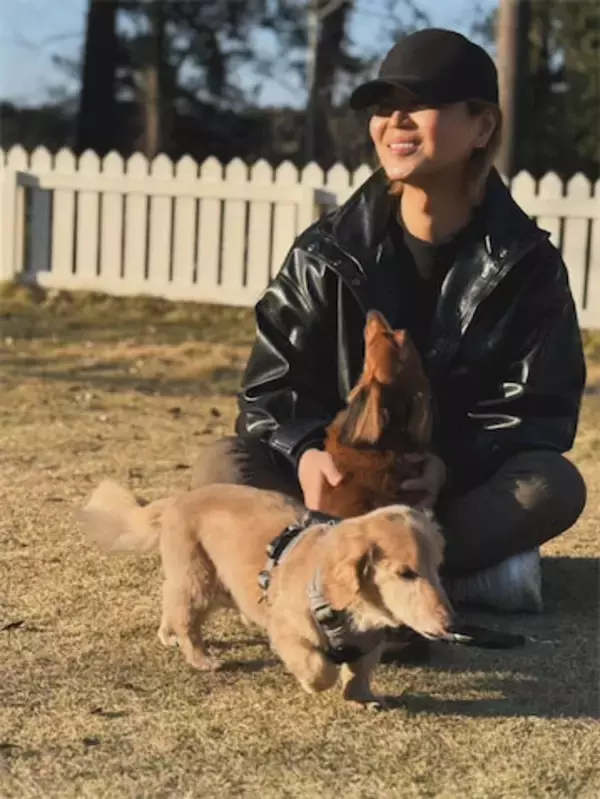 「毎日可愛いを連発」氷川きよし、愛犬と戯れる癒やしのお散歩ショット公開