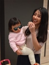 岡副麻希、1歳娘を抱っこした“ママの顔”に反響「綺麗で可愛いお母さん」「とても素敵です」