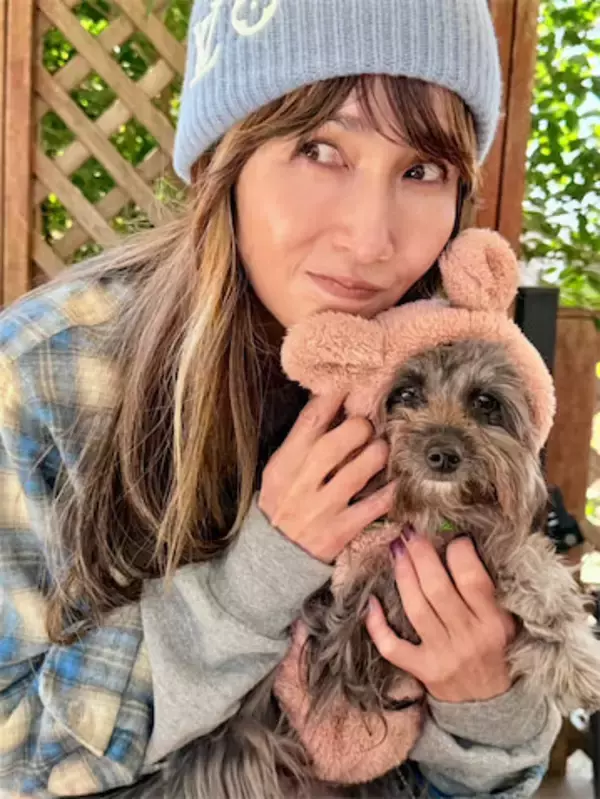 工藤静香「前代未聞のツンデレ」愛犬・ビビちゃんと2ショット、長女Cocomiも「うける」と反応