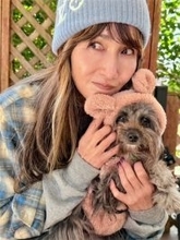 工藤静香「前代未聞のツンデレ」愛犬・ビビちゃんと2ショット、長女Cocomiも「うける」と反応