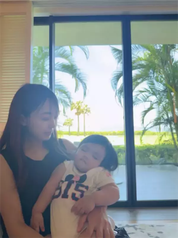 川崎希、1歳を迎えた次女・グーちゃんの成長ぶりに驚き「12kg近くあるから大きくて」