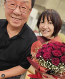 「「奥さんに感謝を込めて」梅沢富美男、結婚記念日に“7歳下美人妻顔出し”ツーショット公開」の画像1