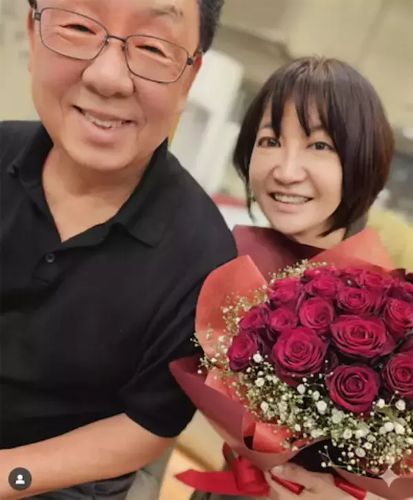 「奥さんに感謝を込めて」梅沢富美男、結婚記念日に“7歳下美人妻顔出し”ツーショット公開