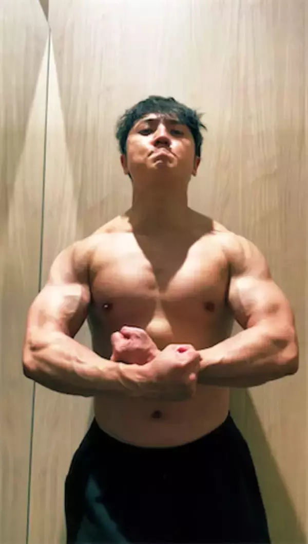 コロチキ西野、“ぷよぷよ”から完全卒業　別人級ムキムキ上半身に反響