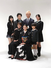 つるの剛士、長女の成人を記念し“家族写真”を撮影「待ち受けにしました 私の御守りです」