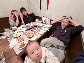 辻希美、久しぶりに家族全員がそろって焼肉へ「家族で焼き肉に行きました」と報告
